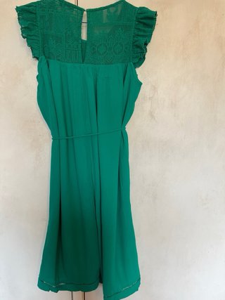 Vestido verde con bordado y cinturón