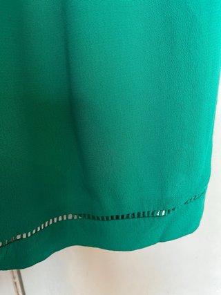 Vestido verde con bordado y cinturón