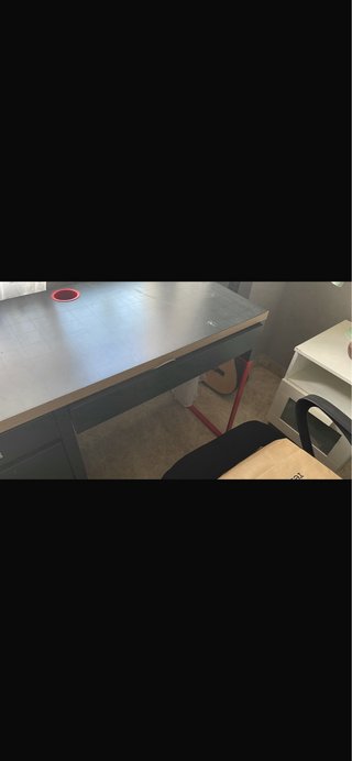 Escritorio de estudio negro y rojo