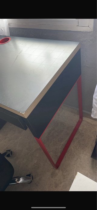 Escritorio de estudio negro y rojo