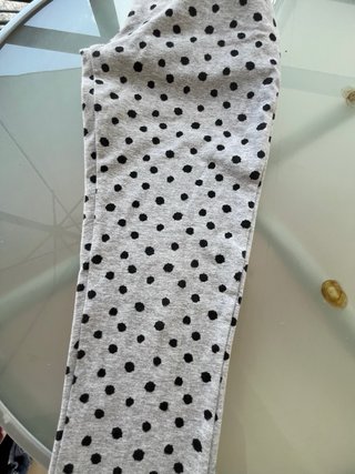 Pantalones grises con lunares negros