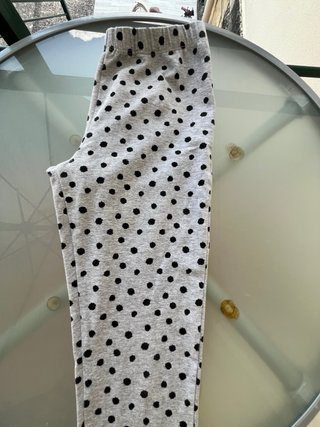 Pantalones grises con lunares negros