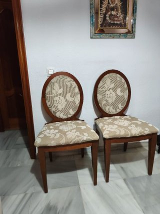 Sofá de 2 plazas con estampado floral y 4 sillas.