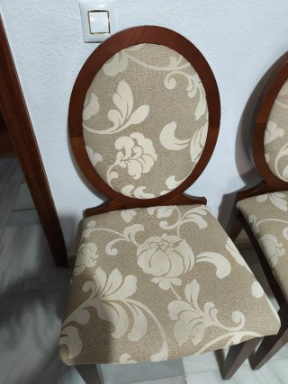 Sofá de 2 plazas con estampado floral y 4 sillas.