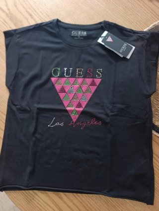 Camiseta Guess Negra con Triángulos Rosas