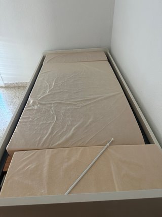Cama blanca con cajones