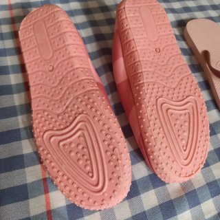 Chanclas y escarpines rosas para playa