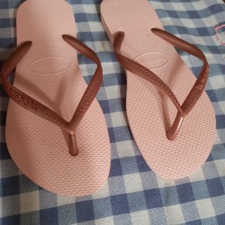 Chanclas y escarpines rosas para playa