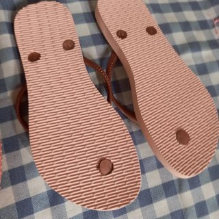 Chanclas y escarpines rosas para playa