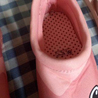 Chanclas y escarpines rosas para playa
