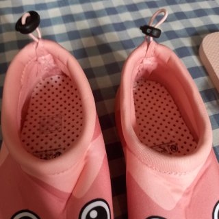 Chanclas y escarpines rosas para playa