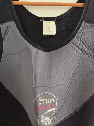 Neopreno XXL con capucha casi sin uso