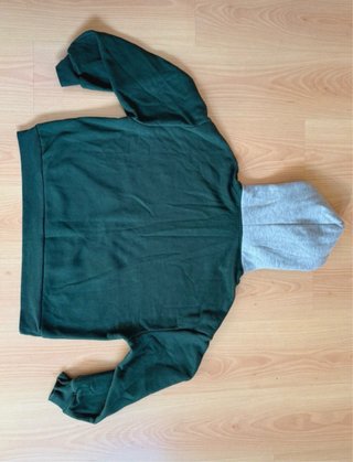 Sudadera verde y gris con estampado