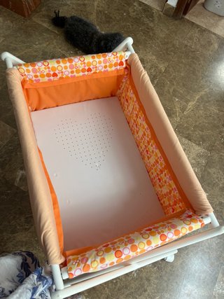 Minicuna con ruedas y estampado divertido