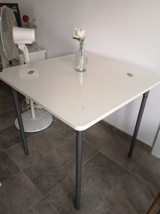 Mesa cuadrada blanca patas grises
