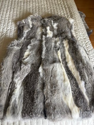 Chaleco de pelo gris y blanco