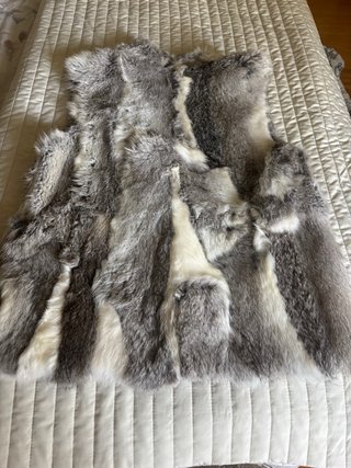 Chaleco de pelo gris y blanco