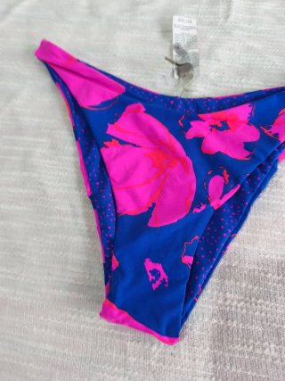 Braguita bikini maaji' floral azul y fucsia
