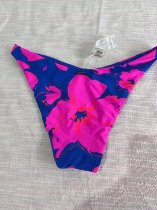 Braguita bikini maaji' floral azul y fucsia