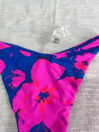 Braguita bikini maaji' floral azul y fucsia
