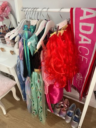 Tocador infantil con espejo, taburete y  vestidor