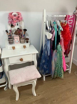 Tocador infantil con espejo, taburete y  vestidor