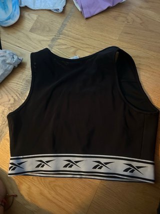 Top deportivo Reebok negro