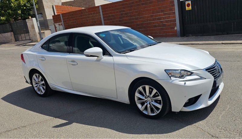 Lexus IS300h - foto 1