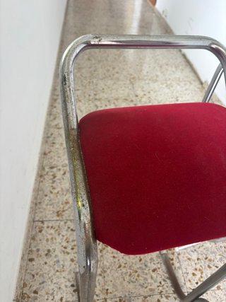 Taburete alto con asiento terciopelo rojo vintage