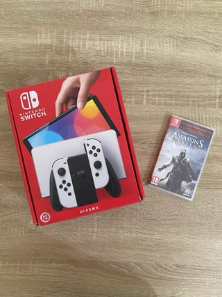 Nintendo Switch OLED + Assassin's Creed Ezio nuevo