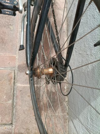 Bicicleta Negra esperando nuevo jinete