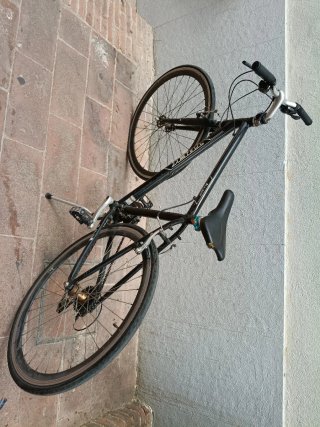 Bicicleta Negra esperando nuevo jinete