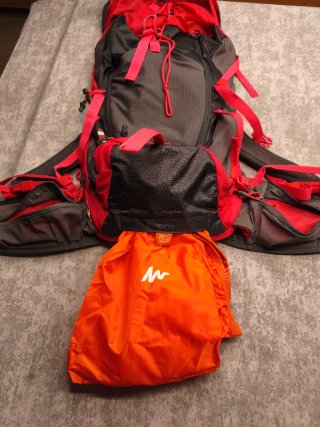 Mochila Quechua Forclaz 30 AIR+ Negra/Rosa/Gris