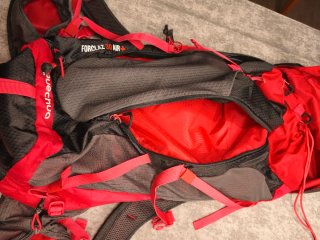 Mochila Quechua Forclaz 30 AIR+ Negra/Rosa/Gris