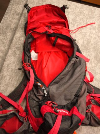 Mochila Quechua Forclaz 30 AIR+ Negra/Rosa/Gris