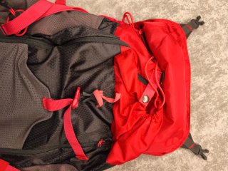 Mochila Quechua Forclaz 30 AIR+ Negra/Rosa/Gris