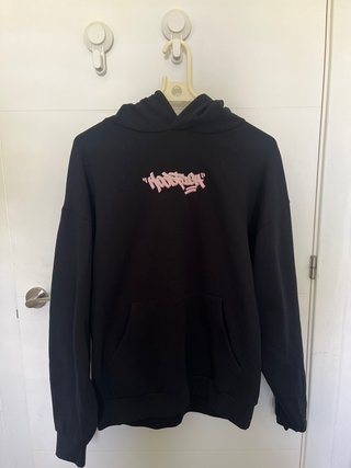 Sudadera Negra con Logo Rosa