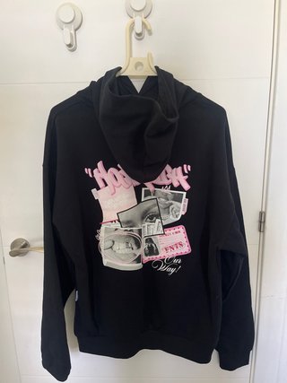 Sudadera Negra con Logo Rosa
