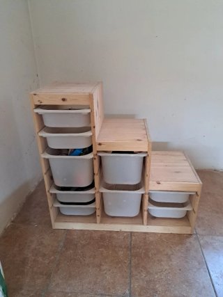Mueble organizador de madera con cubos