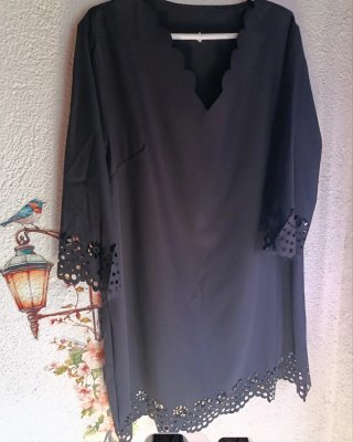 Vestido negro con escote festoneado