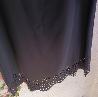 Vestido negro con escote festoneado