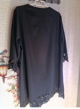 Vestido negro con escote festoneado