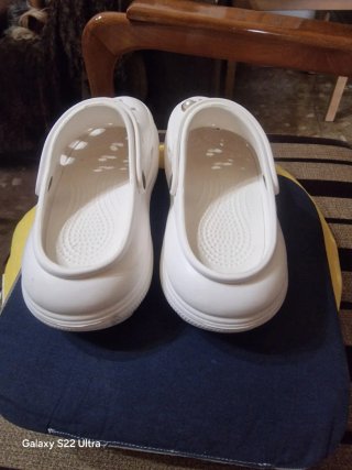 Zuecos blancos con adornos