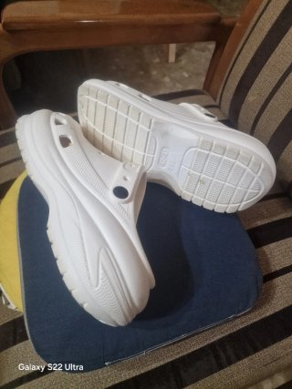 Zuecos blancos con adornos