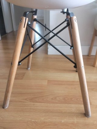2 Sillas de estilo nórdico blancas.