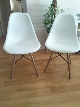 2 Sillas de estilo nórdico blancas.