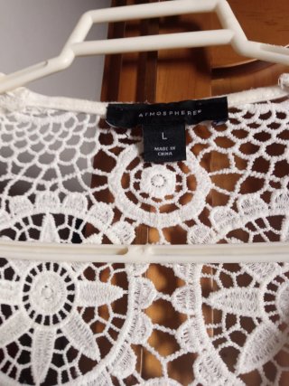 Vestido blanco calado.