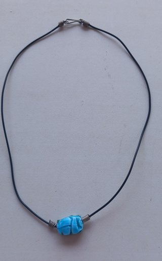 Collar con escarabajo egipcio