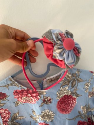 Vestido y diadema floral