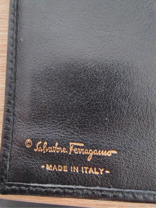 Cartera Ferragamo Negra con Detalle Dorado